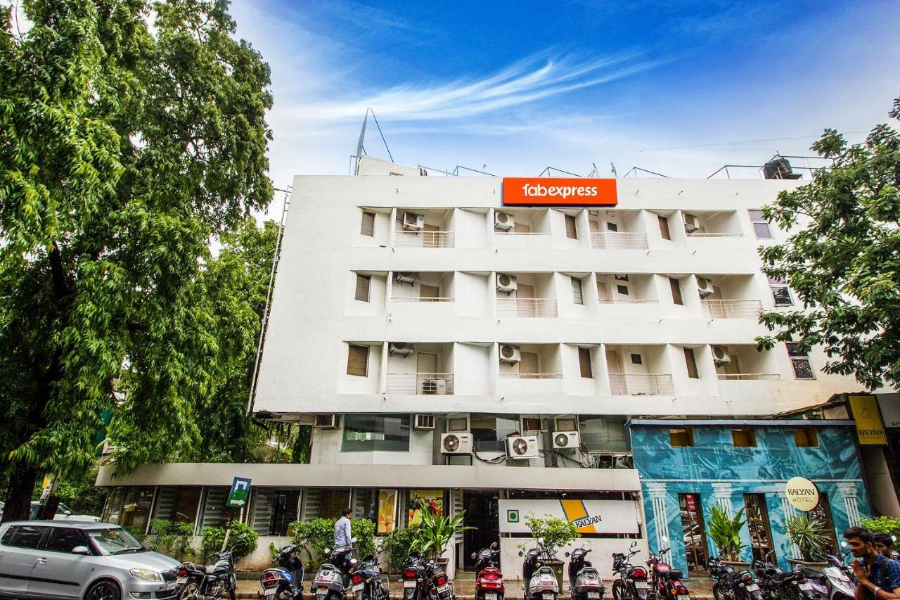 Fabexpress Kalyan - Nr Dairy Dan Circle Hotel Vadodara Exterior foto